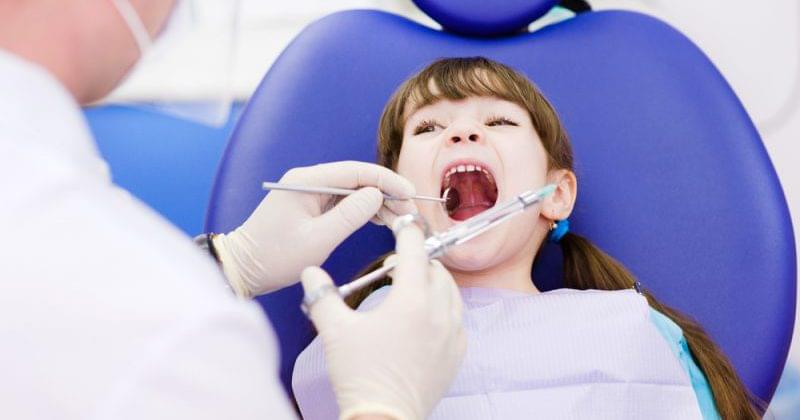 Где лечить зубы у детей без боли и слез?