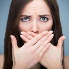 Неприятный запах изо рта: помощь при появлении